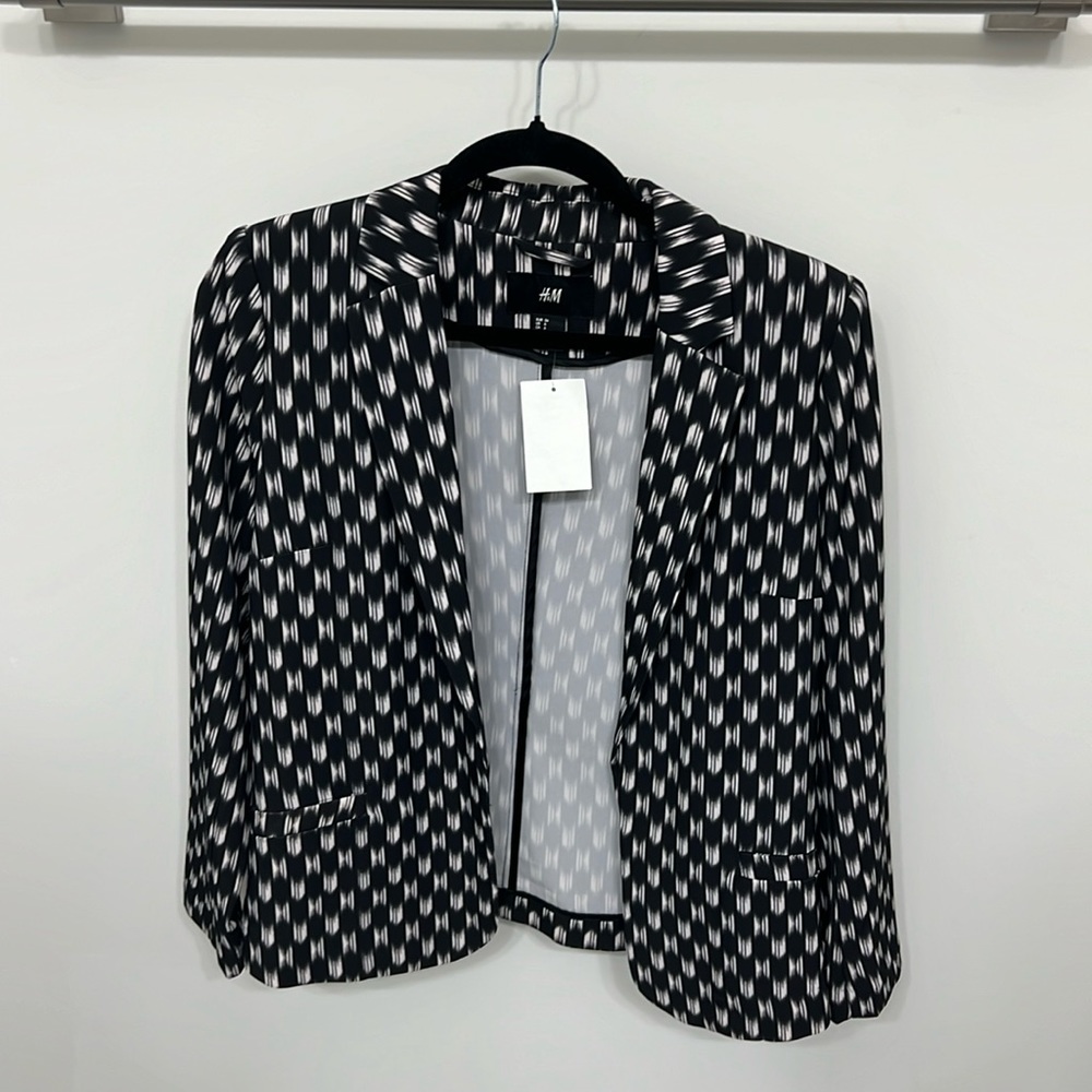 NWT Black and White Patterned Blazer, size 6!